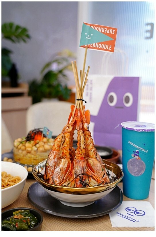 滿到炸的101顆流星干貝麵、七蝦蝦開派對，台中全新星際主題麵店你吃過了嗎？