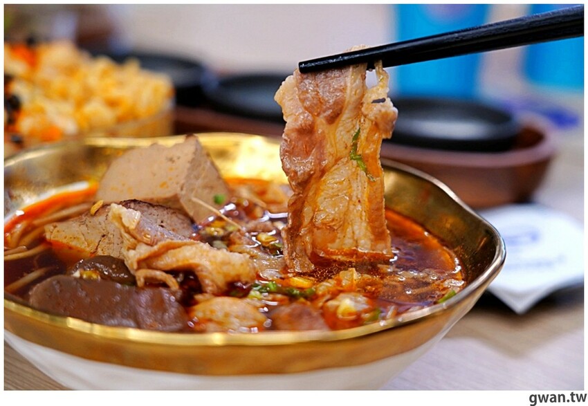 滿到炸的101顆流星干貝麵、七蝦蝦開派對，台中全新星際主題麵店你吃過了嗎？