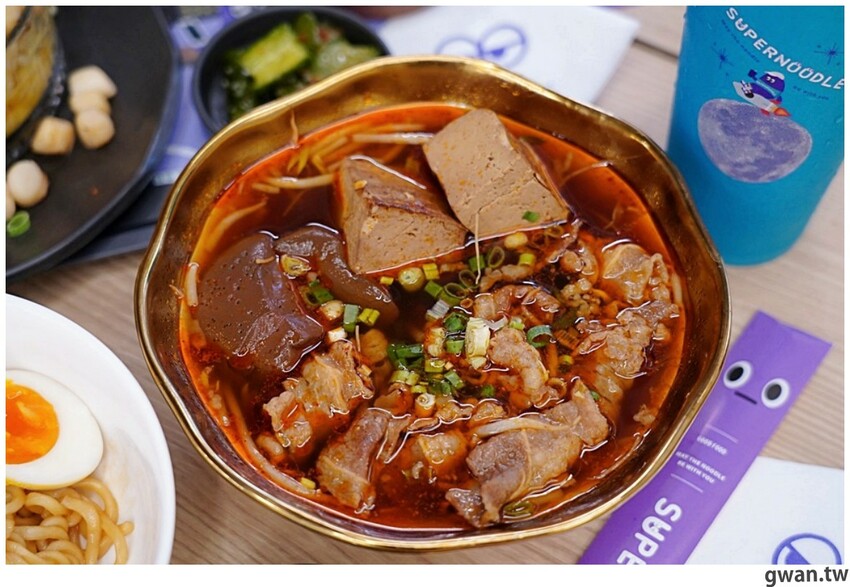 滿到炸的101顆流星干貝麵、七蝦蝦開派對，台中全新星際主題麵店你吃過了嗎？