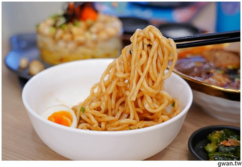 滿到炸的101顆流星干貝麵、七蝦蝦開派對，台中全新星際主題麵店你吃過了嗎？