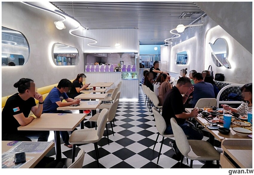 滿到炸的101顆流星干貝麵、七蝦蝦開派對，台中全新星際主題麵店你吃過了嗎？