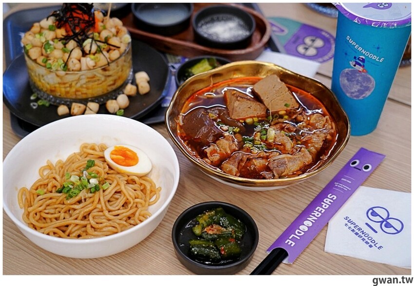 滿到炸的101顆流星干貝麵、七蝦蝦開派對，台中全新星際主題麵店你吃過了嗎？