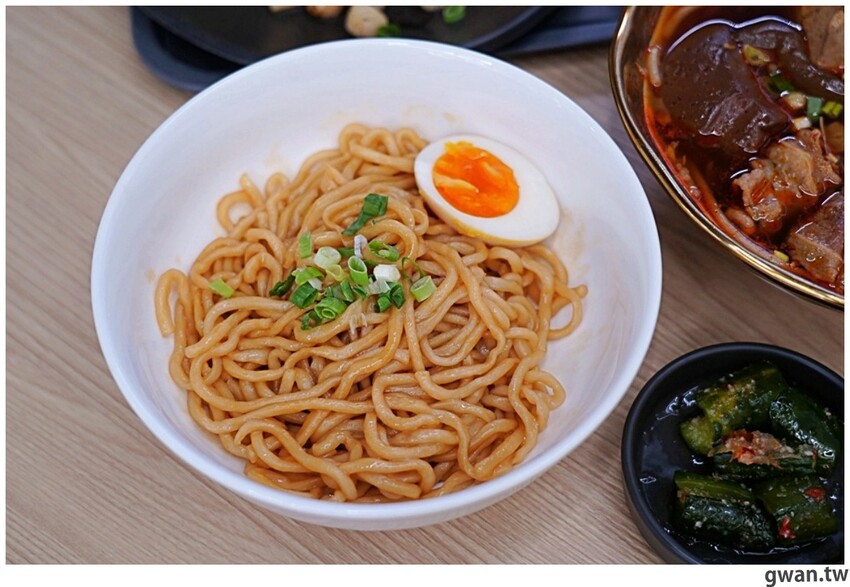 滿到炸的101顆流星干貝麵、七蝦蝦開派對，台中全新星際主題麵店你吃過了嗎？