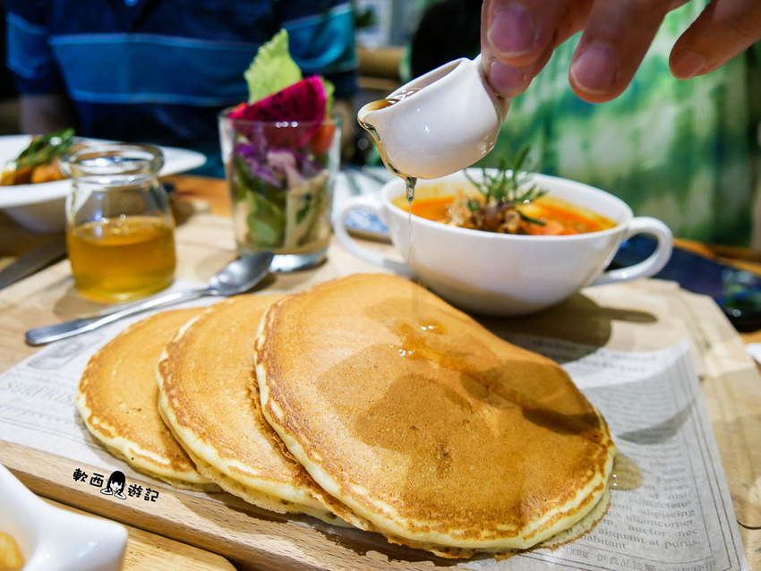 高雄美食推薦》烏拉森林歐風餐館●波蘭&日裔加拿大老闆用美食帶你環遊世界! 隱身高雄巷弄滿滿異國風情秘密森林餐廳 - 軟西，遊記