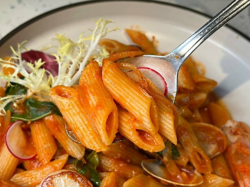 （中壢美食）義沐中壢中美店～蕃茄海鮮義大利麵、黑松露蕃茄野菇