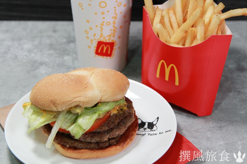 麥當勞「起司三層牛肉堡」好吃嗎？熱烤玉米壓紋麵包與三層牛肉排，加入濃郁的切達起司醬