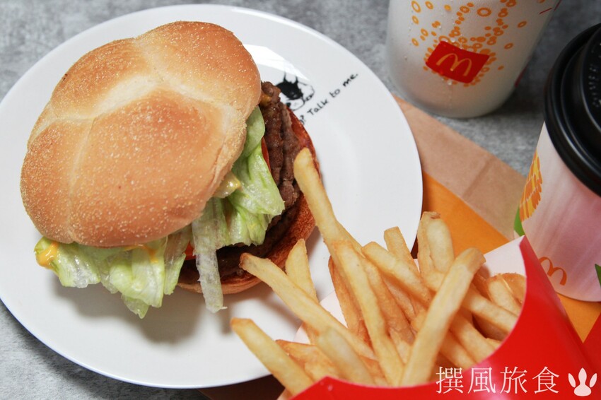 麥當勞「起司三層牛肉堡」好吃嗎？熱烤玉米壓紋麵包與三層牛肉排，加入濃郁的切達起司醬