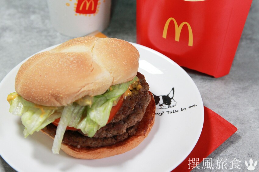 麥當勞「起司三層牛肉堡」好吃嗎？熱烤玉米壓紋麵包與三層牛肉排，加入濃郁的切達起司醬