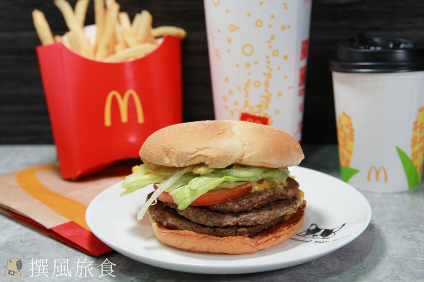 麥當勞「起司三層牛肉堡」好吃嗎？熱烤玉米壓紋麵包與三層牛肉排，加入濃郁的切達起司醬