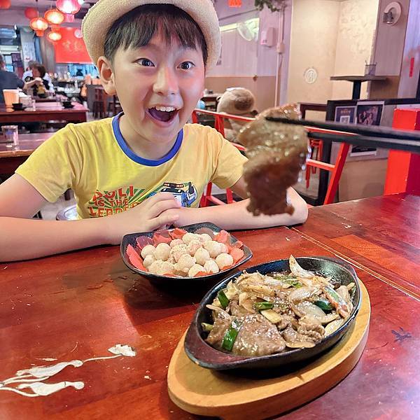 東區大巨蛋完鍋子熱炒 ! 150道菜任選把選擇障礙一秒解開，輕鬆滿足所有人的胃口~