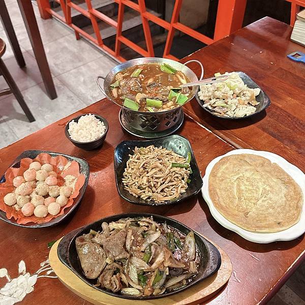 東區大巨蛋完鍋子熱炒 ! 150道菜任選把選擇障礙一秒解開，輕鬆滿足所有人的胃口~