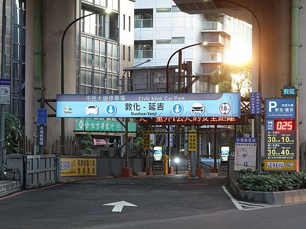 市民大道敦化-延吉停車場.JPG