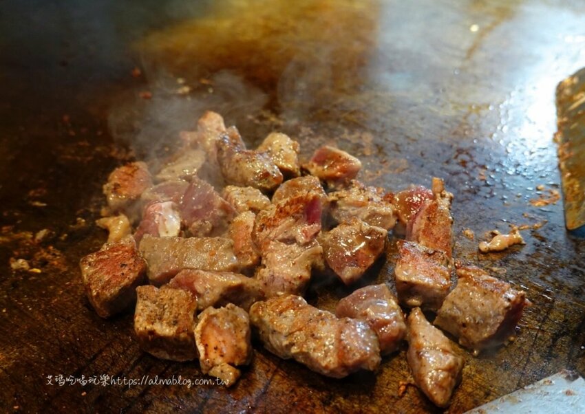 街邊鐵板料理!超銷魂的沙威瑪.爆炸起司骰子牛.大份量去骨雞腿排+鐵板麵 - 艾瑪▪ 享受吃喝玩樂札記