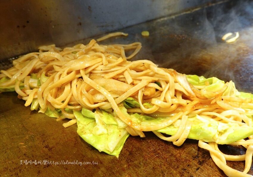 街邊鐵板料理!超銷魂的沙威瑪.爆炸起司骰子牛.大份量去骨雞腿排+鐵板麵 - 艾瑪▪ 享受吃喝玩樂札記