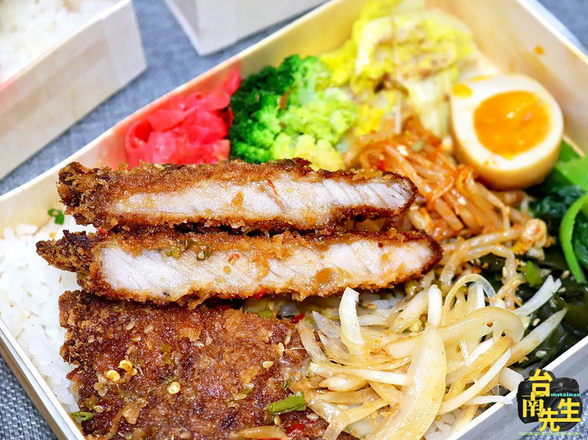 台南日式便當／平日午間限定／每日限量只賣30份／現點現烤直火炙燒／獨家秘製燒肉醬／任點兩碗丼飯或便當送「拾三香烤手羽先」乙份－「牛丁次郎坊台南崇德支店」