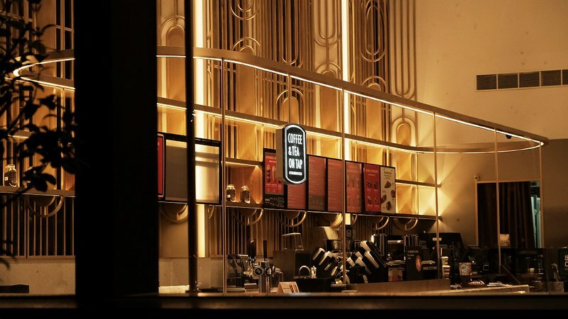 星巴克時代寓所門市亦導入「酒精專案」，提供精緻的紅白酒、氣泡酒，及暢快的啤酒飲品，搭配現烤專案-新鮮的現烤麵包與餅乾，從早到晚都能在時代寓所門市內享受不同的情調。