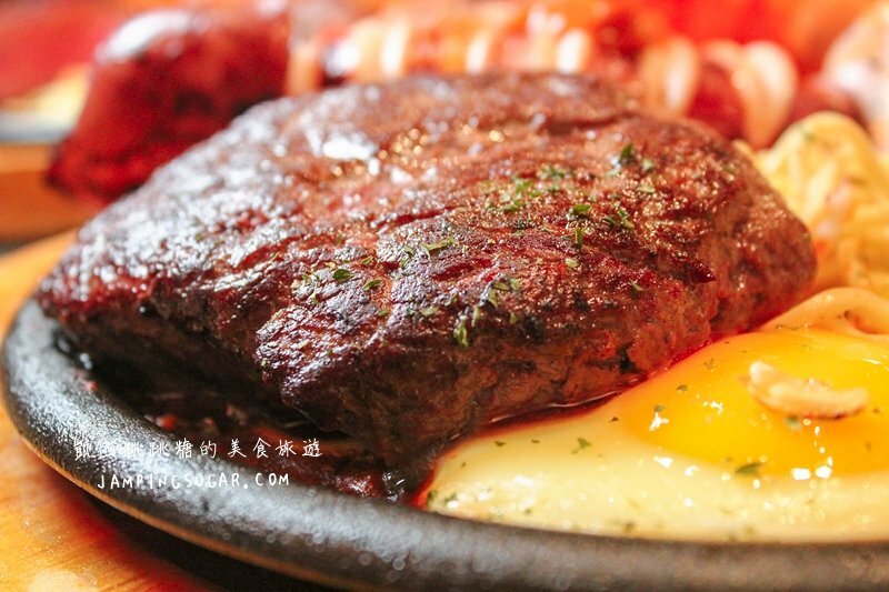 台北食記-專獵牛排福德店 | 台北平價牛排推薦 ! 一客牛排最低只要149元,附香蒜麵包、玉米濃湯及可樂飲料 @凱西跳跳糖の美食旅遊