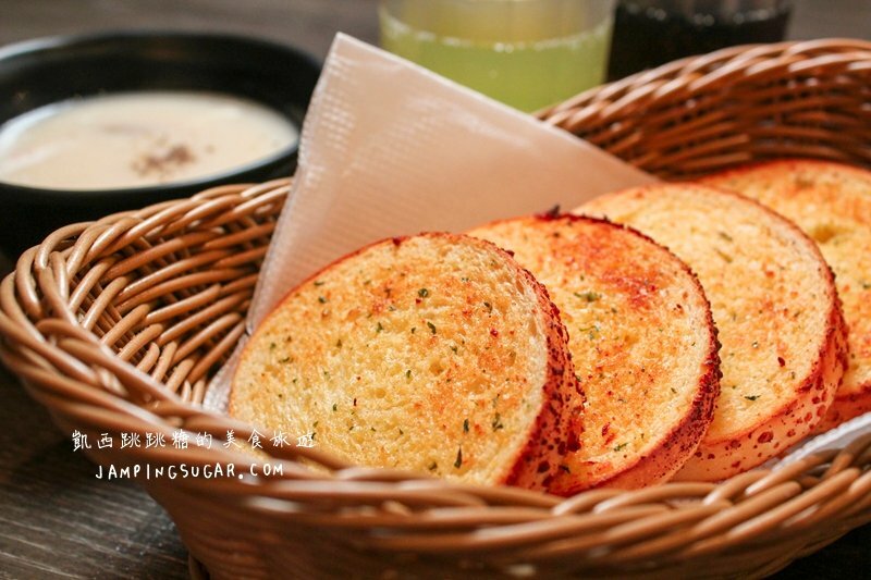 台北食記-專獵牛排福德店 | 台北平價牛排推薦 ! 一客牛排最低只要149元,附香蒜麵包、玉米濃湯及可樂飲料 @凱西跳跳糖の美食旅遊