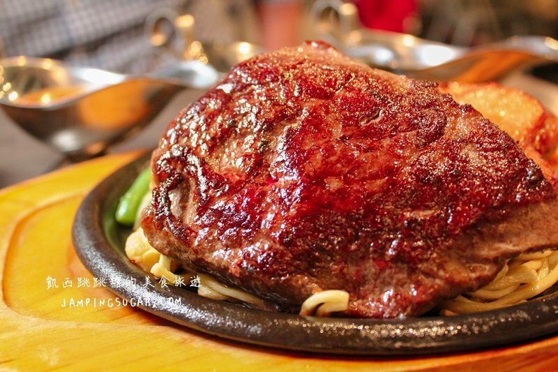 台北食記-專獵牛排福德店 | 台北平價牛排推薦 ! 一客牛排最低只要149元,附香蒜麵包、玉米濃湯及可樂飲料 @凱西跳跳糖の美食旅遊