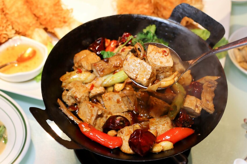 桃園青埔美食最齊全、全桃最特色賀歲裝置藝術就在這邊~全年停車都免費!!!!