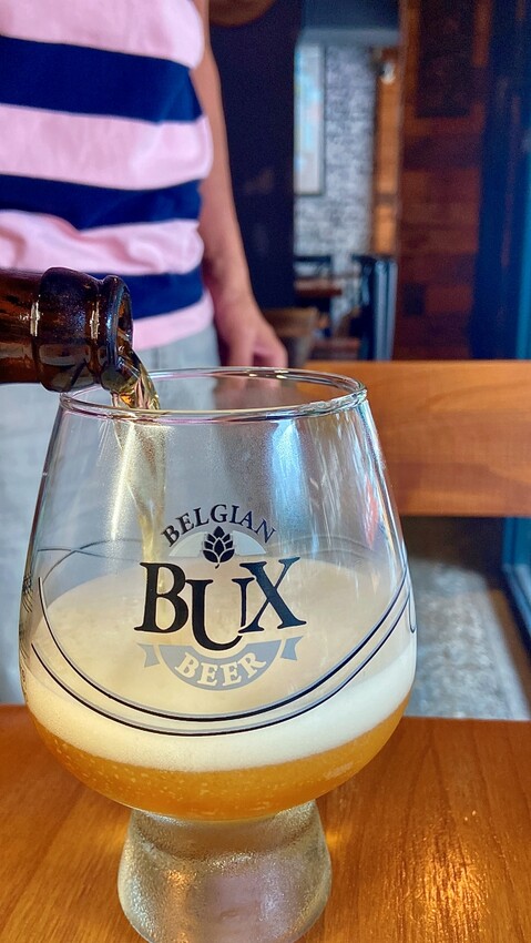 台北市大安區台北東區Waiting Bistro餐酒館 精選下酒菜、特色主食及異國多款精釀啤酒，運動迷必去的美食酒吧 精彩賽事不