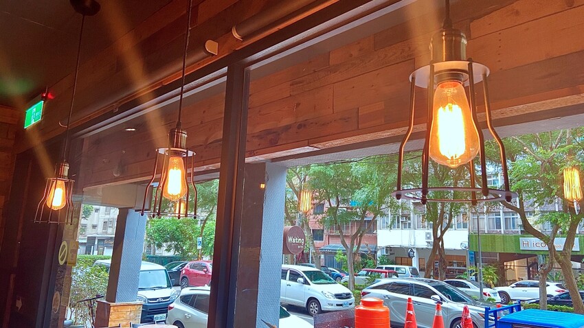 台北市大安區台北東區Waiting Bistro餐酒館 精選下酒菜、特色主食及異國多款精釀啤酒，運動迷必去的美食酒吧 精彩賽事不