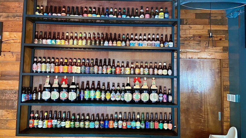 台北市大安區台北東區Waiting Bistro餐酒館 精選下酒菜、特色主食及異國多款精釀啤酒，運動迷必去的美食酒吧 精彩賽事不