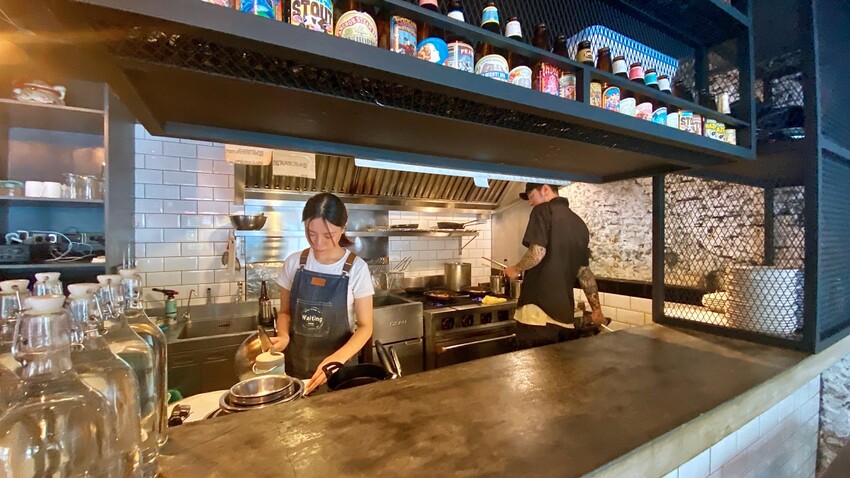 台北市大安區台北東區Waiting Bistro餐酒館 精選下酒菜、特色主食及異國多款精釀啤酒，運動迷必去的美食酒吧 精彩賽事不