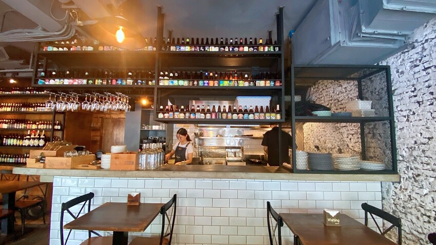 台北市大安區台北東區Waiting Bistro餐酒館 精選下酒菜、特色主食及異國多款精釀啤酒，運動迷必去的美食酒吧 精彩賽事不