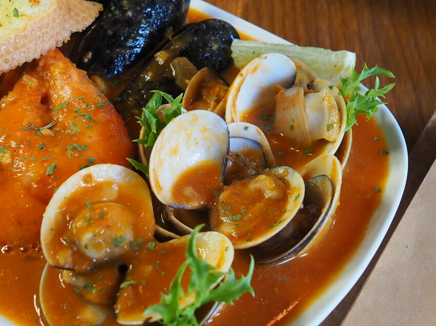 台北市大安區台北東區Waiting Bistro餐酒館 精選下酒菜、特色主食及異國多款精釀啤酒，運動迷必去的美食酒吧 精彩賽事不