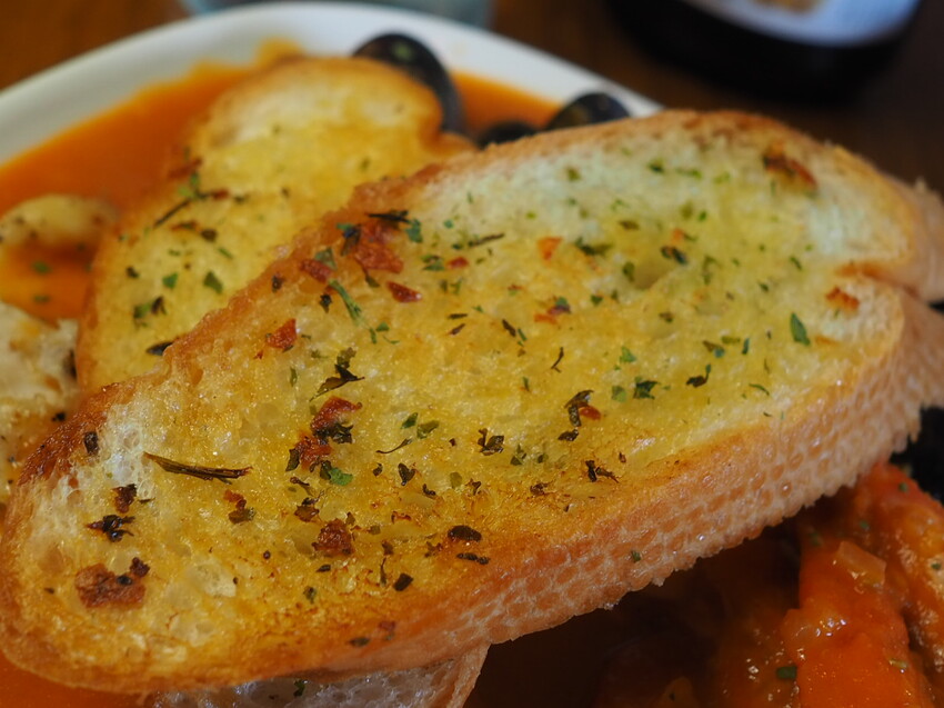 台北市大安區台北東區Waiting Bistro餐酒館 精選下酒菜、特色主食及異國多款精釀啤酒，運動迷必去的美食酒吧 精彩賽事不