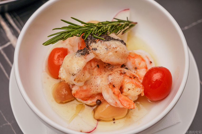 東區餐酒館新開店 LIFT Food & Drinks- 下班小酌放鬆推薦調酒 蒜悶蝦 義大利麵不能錯過 捷運忠孝復興