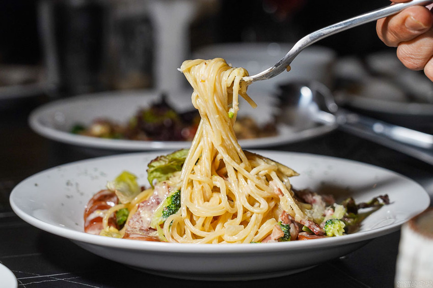 東區餐酒館新開店 LIFT Food & Drinks- 下班小酌放鬆推薦調酒 蒜悶蝦 義大利麵不能錯過 捷運忠孝復興