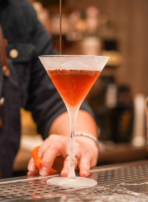 東區餐酒館新開店 LIFT Food & Drinks- 下班小酌放鬆推薦調酒 蒜悶蝦 義大利麵不能錯過 捷運忠孝復興