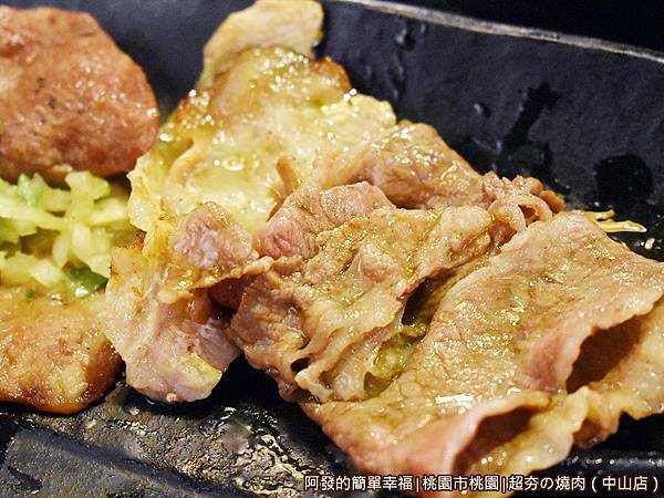 超夯の燒肉24-烤好的霜降牛小排.JPG