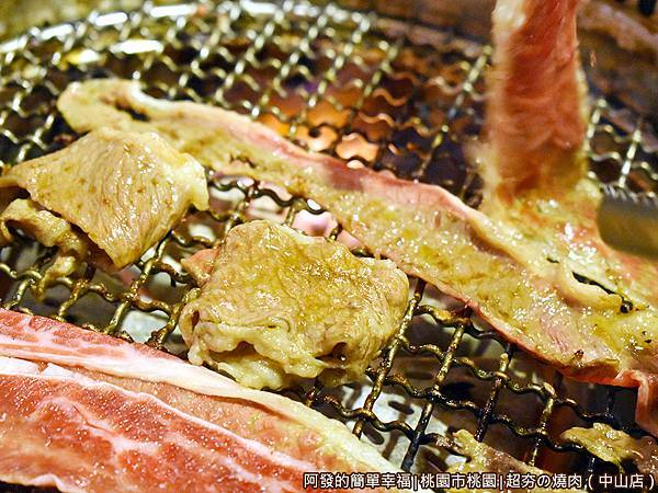 超夯の燒肉23-火爐上的霜降牛小排.JPG