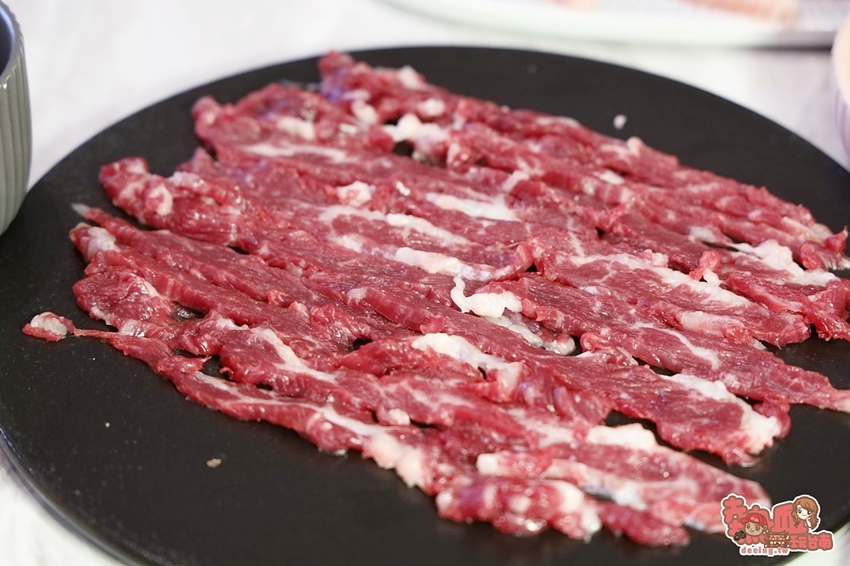 【台南火鍋】真的不是咖啡廳！韓系風格溫體牛肉火鍋店，台南吃牛肉的另類新選擇：牛苑 - 熱血玩台南。跳躍新世界