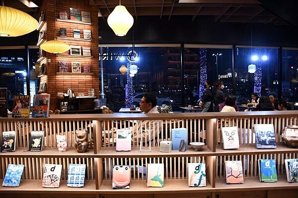 高雄市前金區高雄最美圓環，打造日式風味的茶屋！【Wired Chaya 高雄大立店】結合書店，打造書香味～高雄茶屋