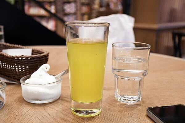 高雄市前金區高雄最美圓環，打造日式風味的茶屋！【Wired Chaya 高雄大立店】結合書店，打造書香味～高雄茶屋