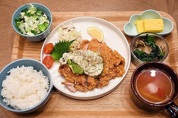 高雄市前金區高雄最美圓環，打造日式風味的茶屋！【Wired Chaya 高雄大立店】結合書店，打造書香味～高雄茶屋