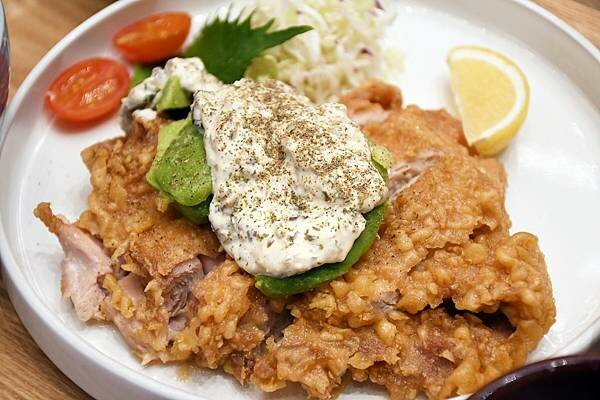 高雄市前金區高雄最美圓環，打造日式風味的茶屋！【Wired Chaya 高雄大立店】結合書店，打造書香味～高雄茶屋