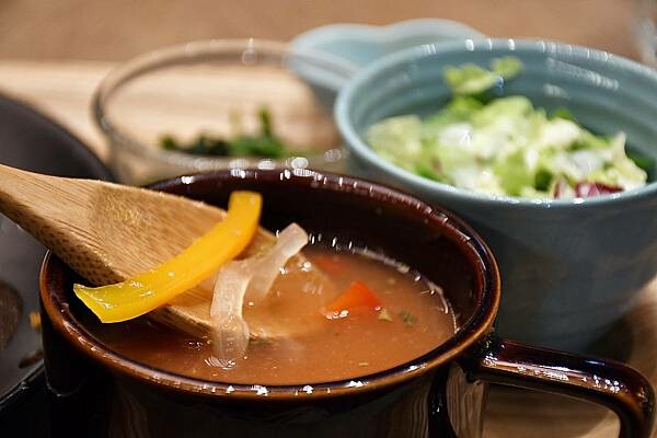 高雄市前金區高雄最美圓環，打造日式風味的茶屋！【Wired Chaya 高雄大立店】結合書店，打造書香味～高雄茶屋