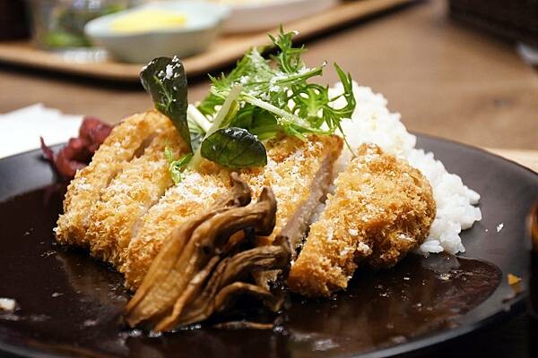 高雄市前金區高雄最美圓環，打造日式風味的茶屋！【Wired Chaya 高雄大立店】結合書店，打造書香味～高雄茶屋