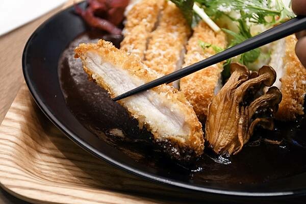 高雄市前金區高雄最美圓環，打造日式風味的茶屋！【Wired Chaya 高雄大立店】結合書店，打造書香味～高雄茶屋