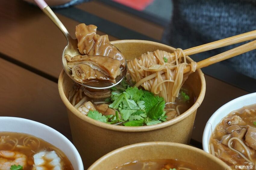 [土城 麵鬍子 福氣貨櫃市集]麵線控必訪  大腸麵線好吃到爆炸 中南部黑白醬肉圓這裡也吃得到 - 安妮的天空