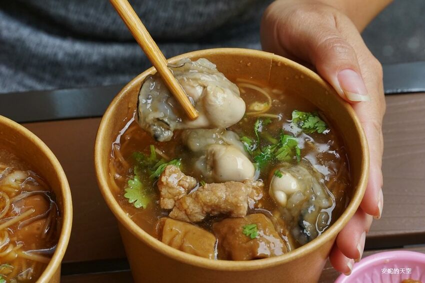 [土城 麵鬍子 福氣貨櫃市集]麵線控必訪  大腸麵線好吃到爆炸 中南部黑白醬肉圓這裡也吃得到 - 安妮的天空