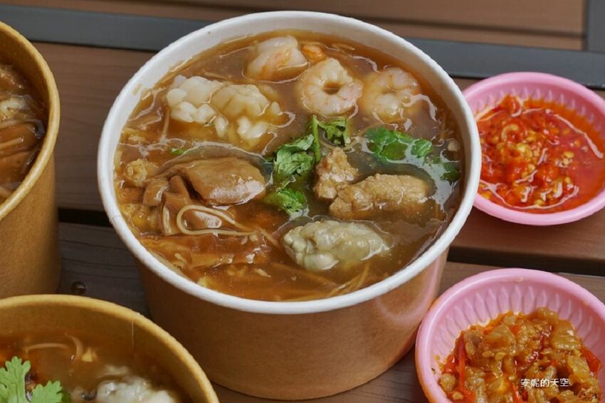 [土城 麵鬍子 福氣貨櫃市集]麵線控必訪  大腸麵線好吃到爆炸 中南部黑白醬肉圓這裡也吃得到 - 安妮的天空