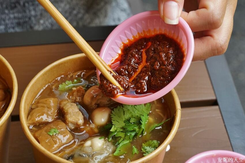 [土城 麵鬍子 福氣貨櫃市集]麵線控必訪  大腸麵線好吃到爆炸 中南部黑白醬肉圓這裡也吃得到 - 安妮的天空