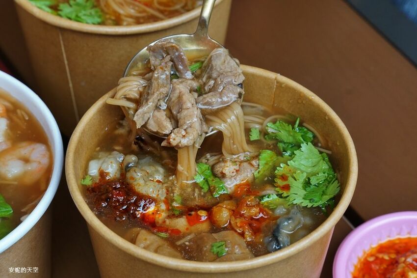 [土城 麵鬍子 福氣貨櫃市集]麵線控必訪  大腸麵線好吃到爆炸 中南部黑白醬肉圓這裡也吃得到 - 安妮的天空