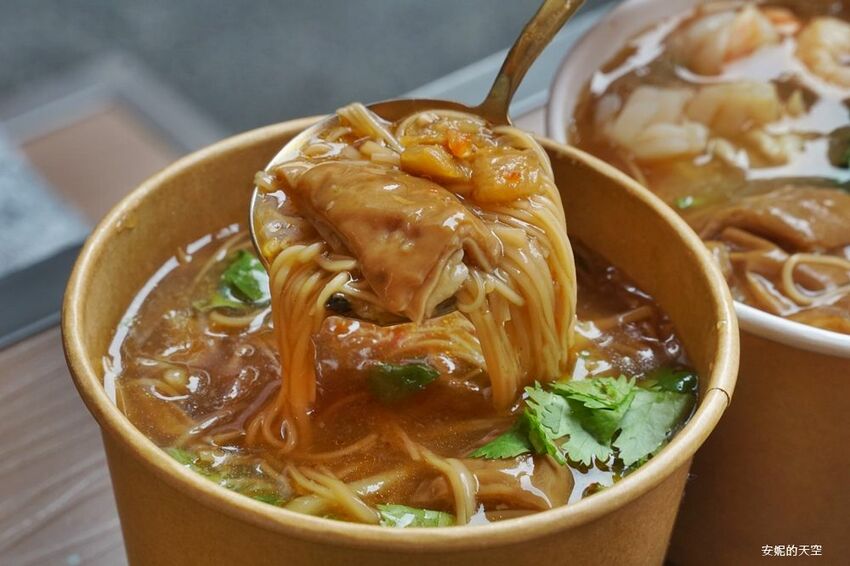 [土城 麵鬍子 福氣貨櫃市集]麵線控必訪  大腸麵線好吃到爆炸 中南部黑白醬肉圓這裡也吃得到 - 安妮的天空